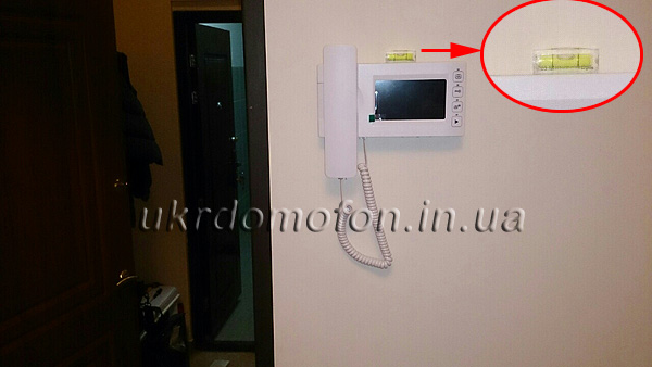 Белый видеодомофон с экраном 4 дюйма, установлен в квартире монтажной бригадой