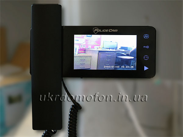 черный домофон PoliceCam PC-446R0 с памятью и трубкой на магните