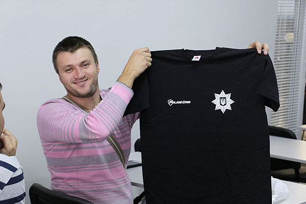участник семинара с фирменной футболкой PoliceCam